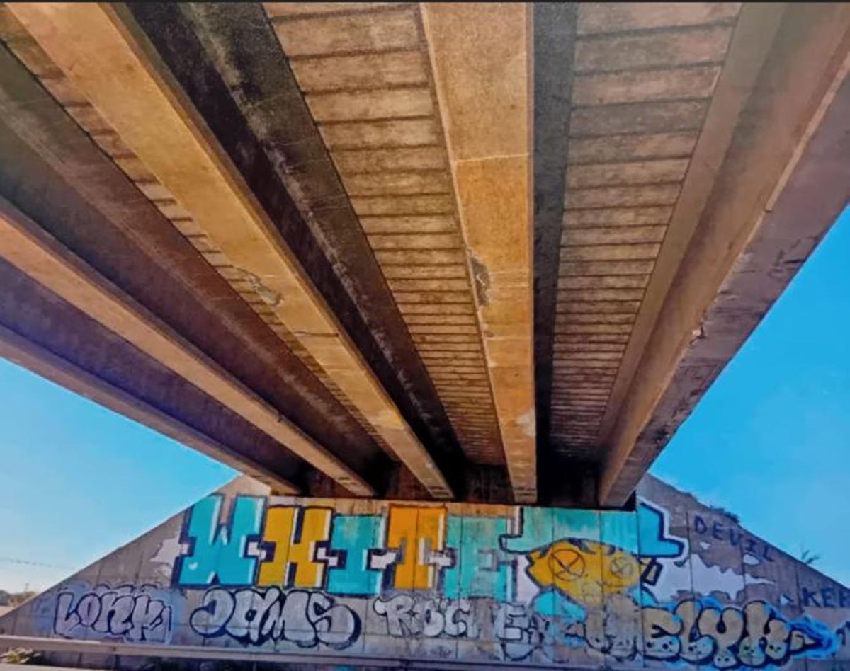 Debajo del puente se aprecian las rozaduras que han dejado camiones al pasar