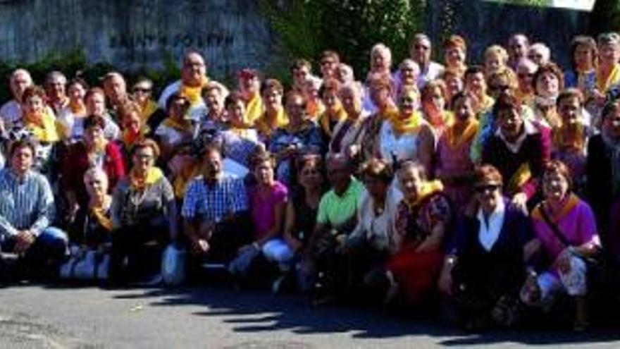 Fotografía de familia de los participantes en el viaje a Lourdes organizado por la Asociación contra el Cáncer.