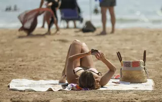 "Contesta, només és un WhatsApp" o "Fins que no l’acabis no te’n vas": 5 abusos laborals que no has d’acceptar durant les vacances