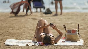«Contesta, només és un whatsapp» o «fins que no l’acabis no te’n vas»: 5 abusos laborals que no has d&apos;acceptar aquestes vacances