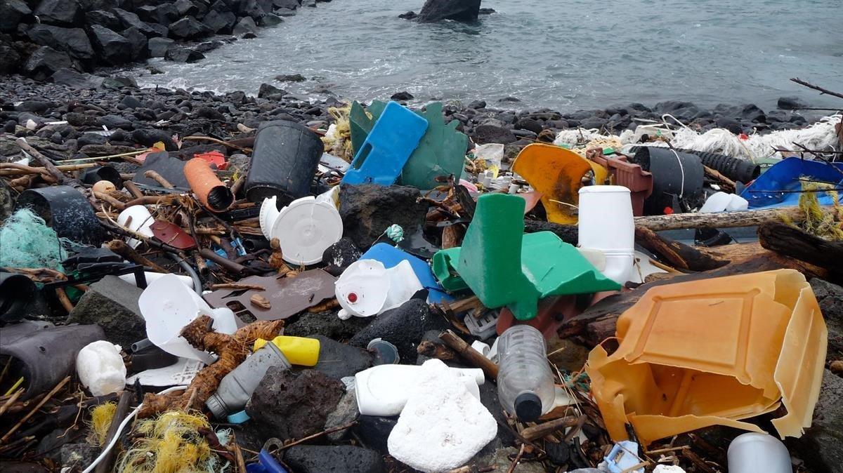 Plásticos en una playa de las islas Azores. Plásticos en una playa de las islas Azores.