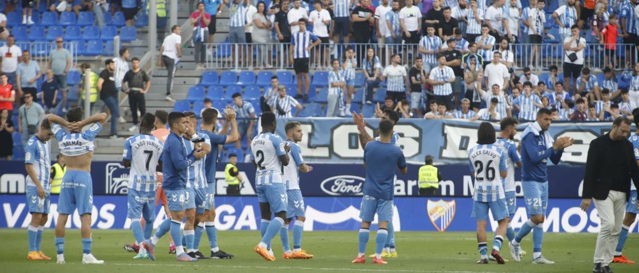 Los jugadores saludan a la afición tras el partido frente al Huesca