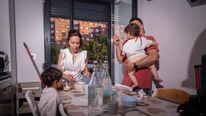 Foto de Meritxell Lligadas y su marido cenando con sus hijos en su casa, en un reportaje sobre conciliación.