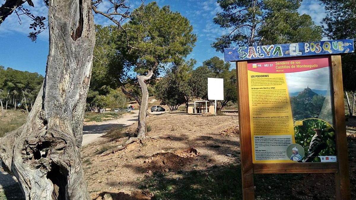 El parque de Los Polvorines cuenta con mesas, bancos, fuentes de agua y barbacoas.