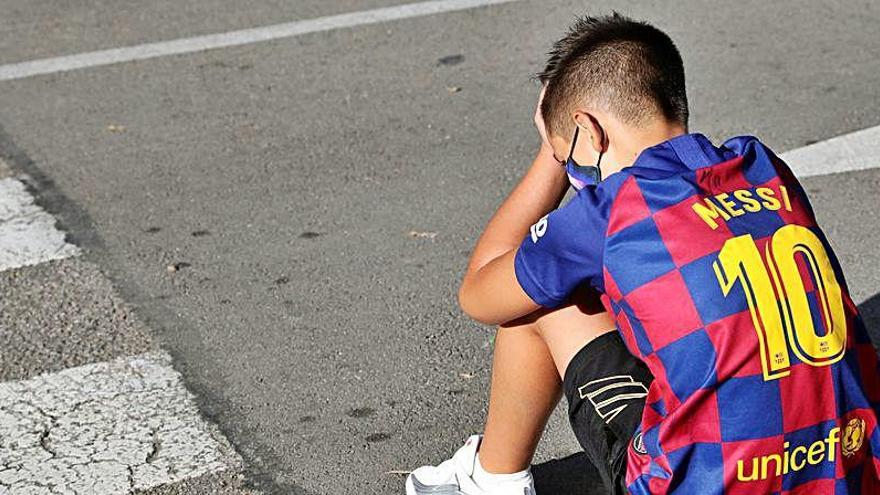 Los aficionados se quedaron esperando a Messi a las puertas de la Ciudad Deportiva, pero el argentino no acudió