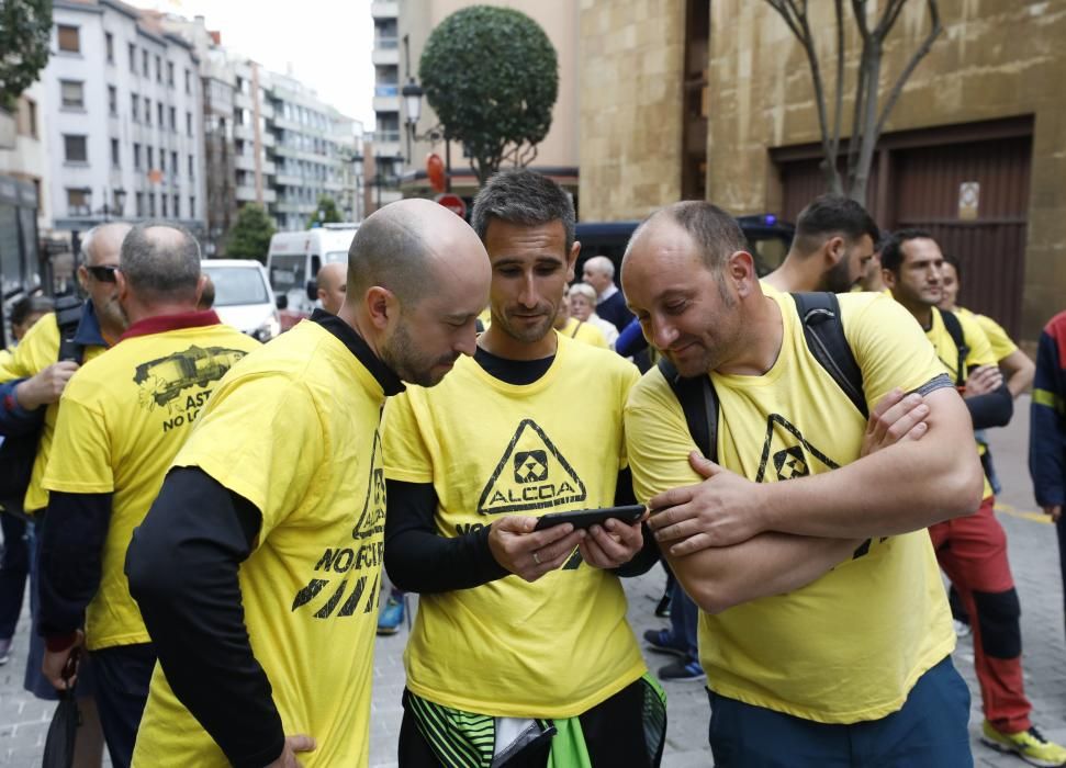 LLegada de los trabajadores de Alcoa a Oviedo.