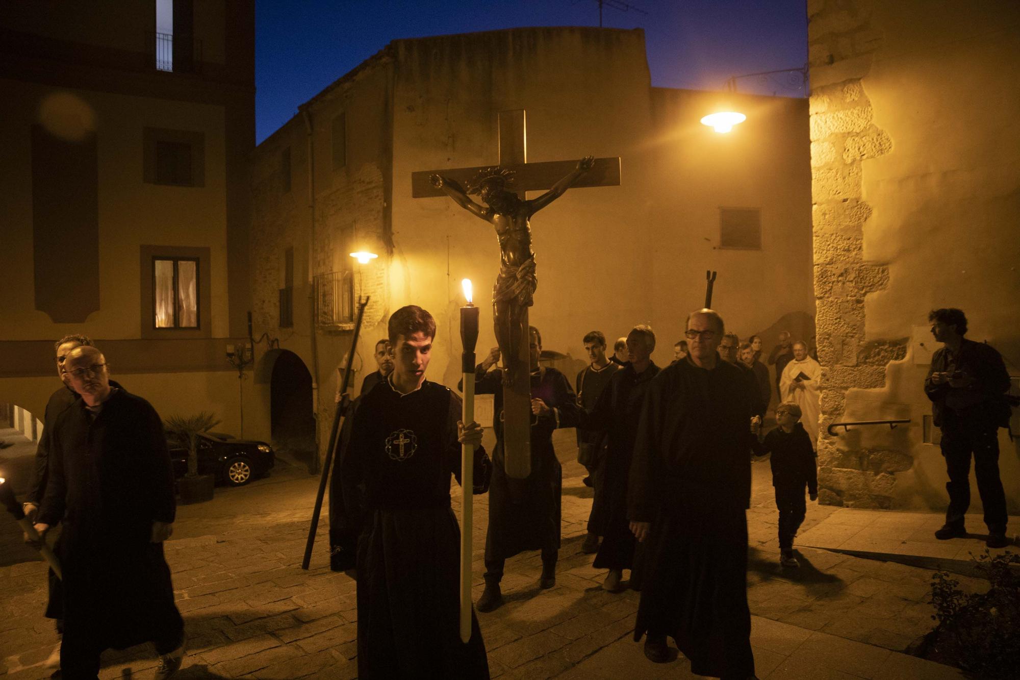 Peralada treu al Sant Crist Negre en processó invocant la pluja