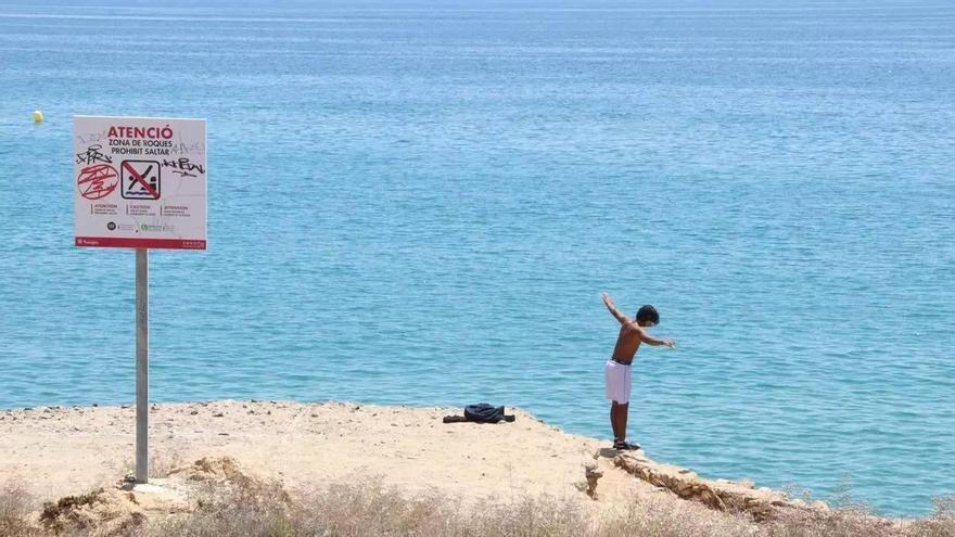 «El meu fill de 14 anys vol anar a la platja amb els seus amics: l’hi he de deixar anar? A partir de quina edat pot anar a nedar sol?»