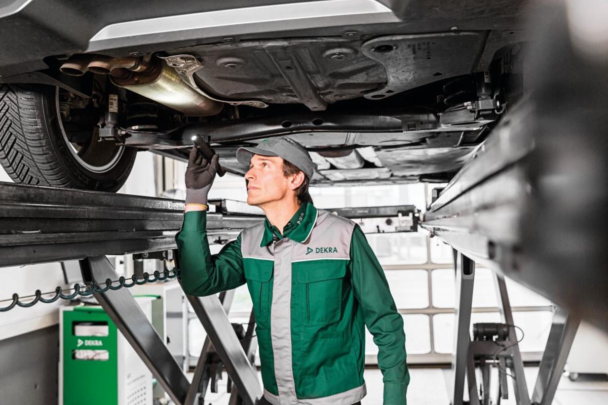Un operario de DEKRA inspecciona un vehículo.