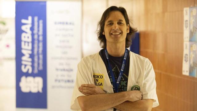 David Fernández, frente al despacho del Simebal en el Hospital Can Misses. | VICENT MARÍ