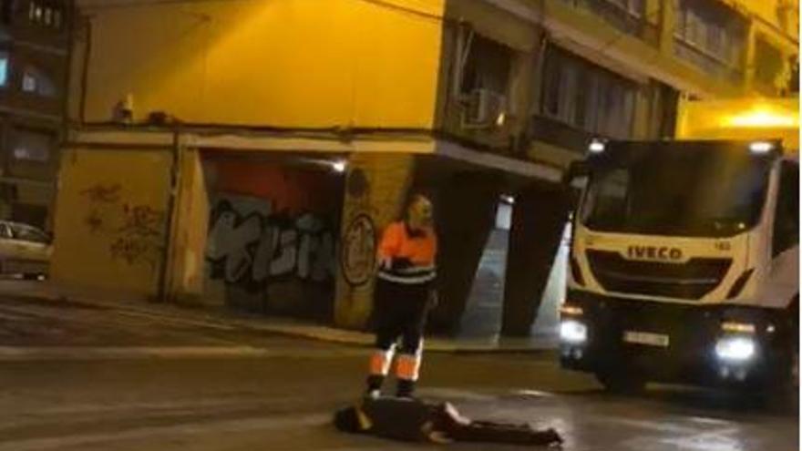 El hombre quedó inmóvil en la calzada de una avenida.