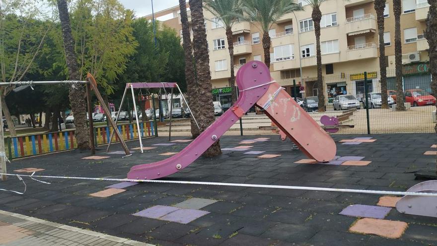 Parque infantil clausurado en Orihuela