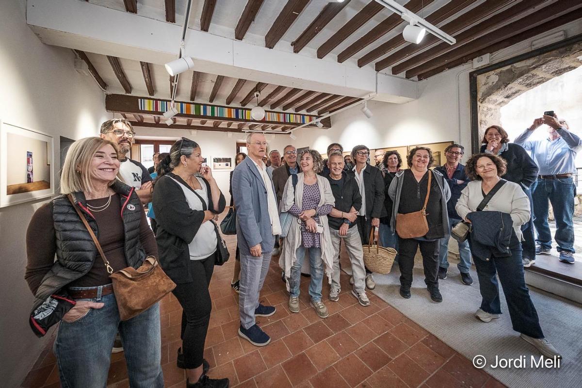 Luis Izquierdo-Mosso envoltat d'amics i coneguts durant la inauguració de l'exposició a Can Viola.