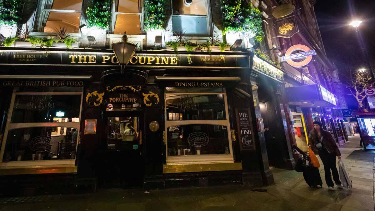 El Reino Unido cierra los Pub's y  centros de ocio