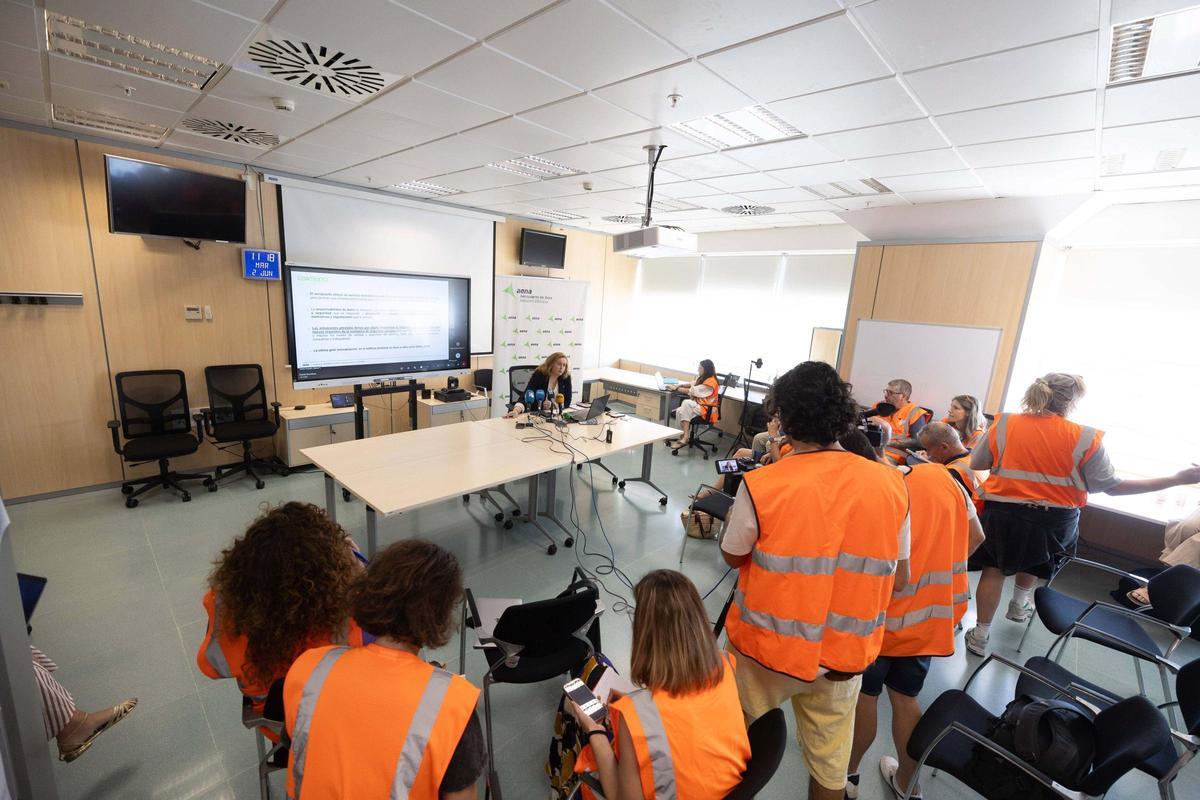 AENA insiste en que no va aumentar el número de vuelos ni de pasajeros en el aeropuerto de Ibiza