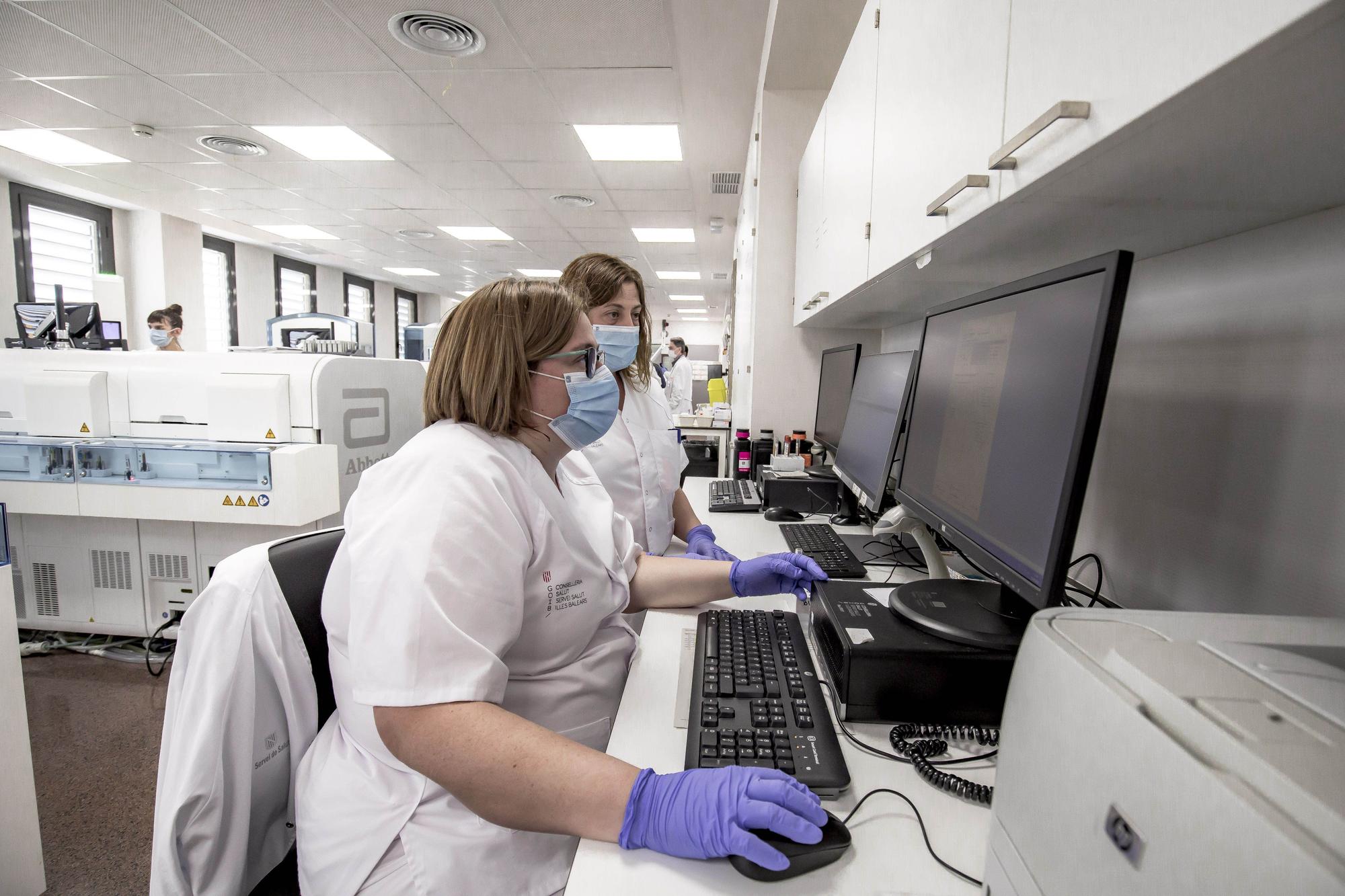 Armengol visita el nuevo laboratorio de microbiología del hospital de Son Llàtzer