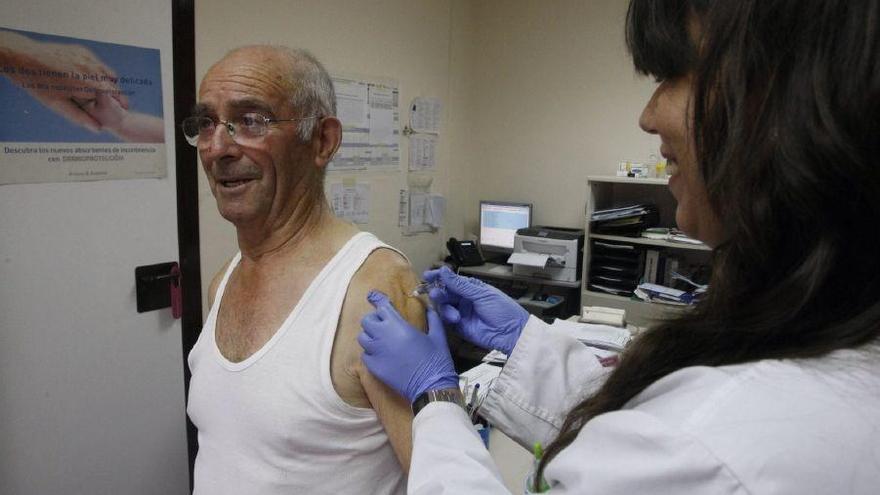 Vacunación contra la gripe de un paciente en el Centro de Salud Santa Elena