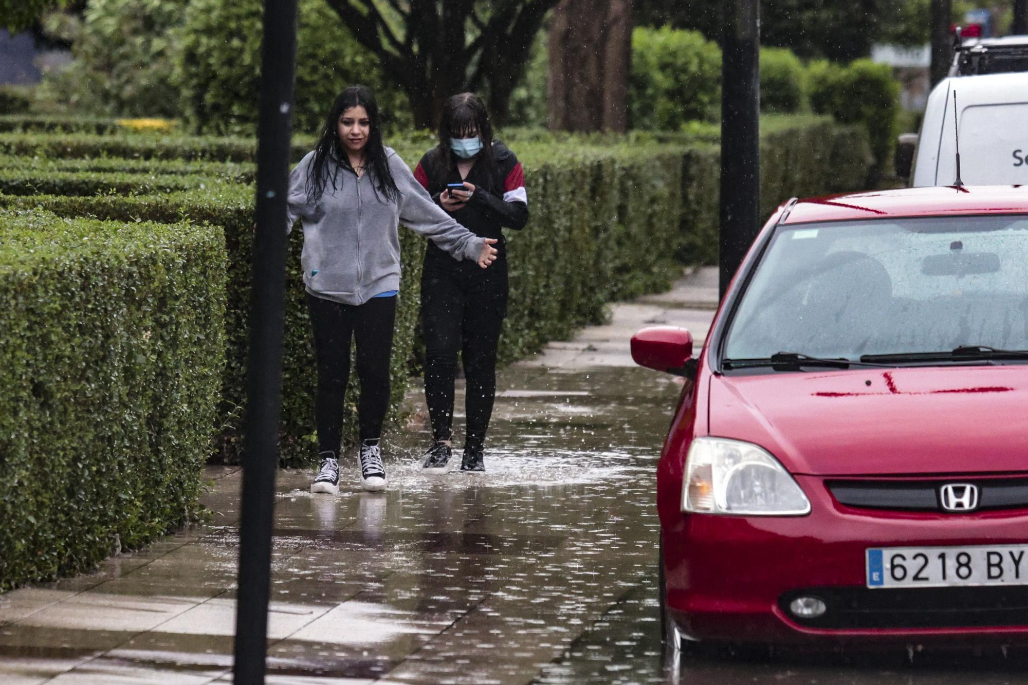 Inundaciones en Oviedo tras una fuerte tormenta de lluvia y granizo