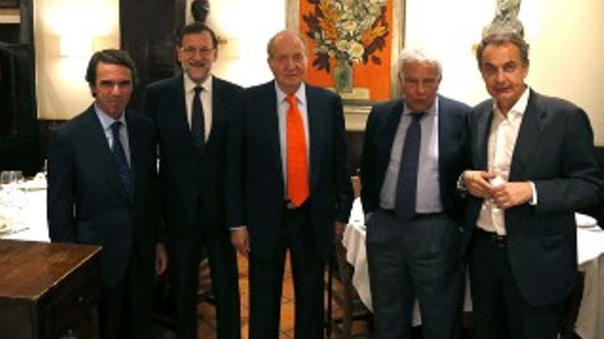 El Rey Juan Carlos reúne a Rajoy, Zapatero, Aznar y Felipe González en una cena