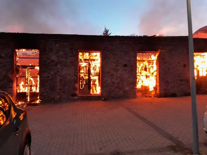 Fotogalería | Las imágenes del incendio en un edifico en ruinas en Plasencia