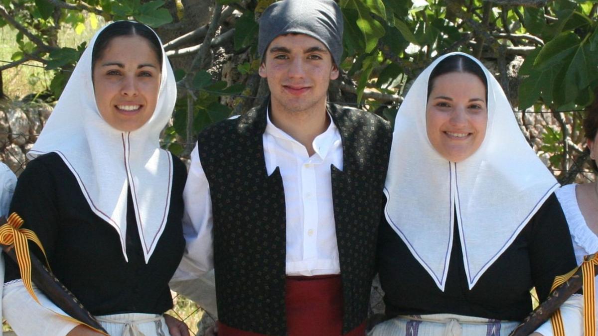 Mar Bauzá (re.) und zwei weitere „Bauern“ in ihrer Tracht beim Es Firó in Sóller.