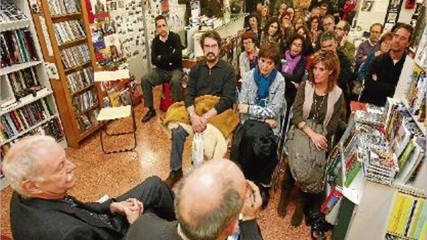 Eduardo Mendoza i Josep M. Fonalleras presenten &quot;Riña de gatos&quot; en una 22 plena d&#039;espectadors.