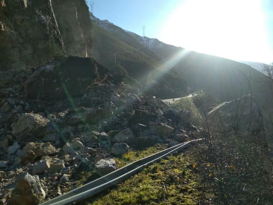 Cae una montaña y sepulta el acceso a Caso