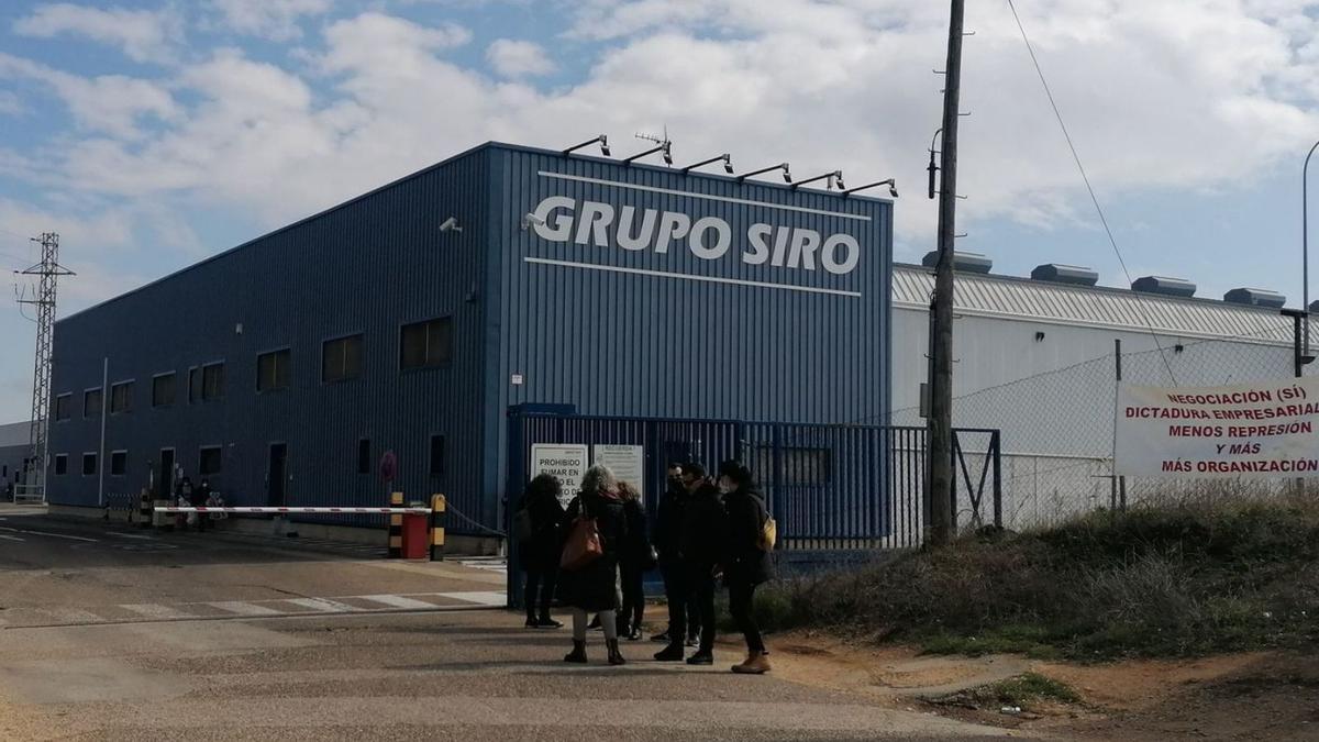 Trabajadores de Cerealto Siro Foods en Toro en el acceso a las instalaciones de la fábrica. | M. J. C.