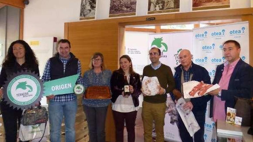 Por la izquierda, Elena Cebada, gerente de Ternera Asturiana; Rubén Fernández, presidente de IGP Ternera Asturiana; Belén González, de panadería Silvela; Beatriz Pérez; José Víctor Rodríguez; Raúl Teimil, miembro de la junta de hosteleros, y José Manuel García, presentando las jornadas.