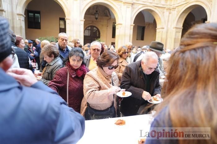 Reparto de boniatos en el Palacio Episcopal por San Fulgencio