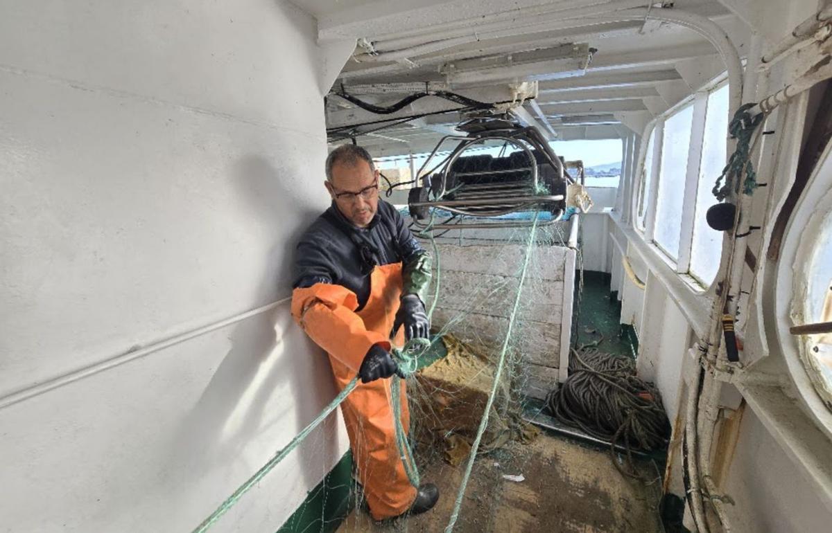 La preparación de los miños en el barco «Día de Reyes». | M. Méndez