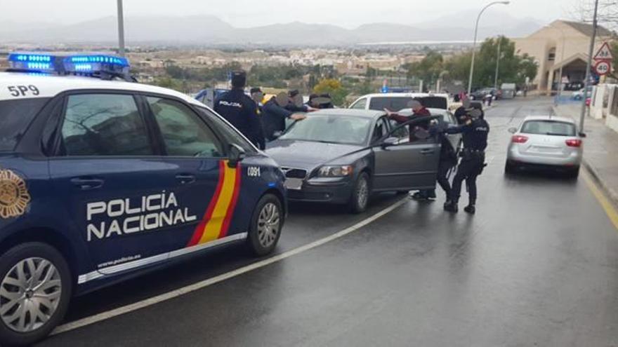 Momento en que la Policía Nacional realiza algunas detenciones de la operación en Alicante.