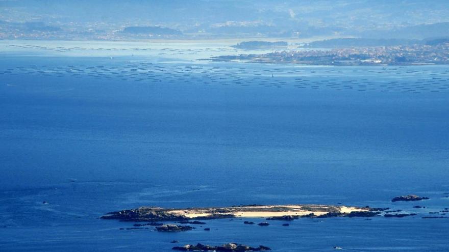 Islote de Vionta, con la ría de Arousa al fondo