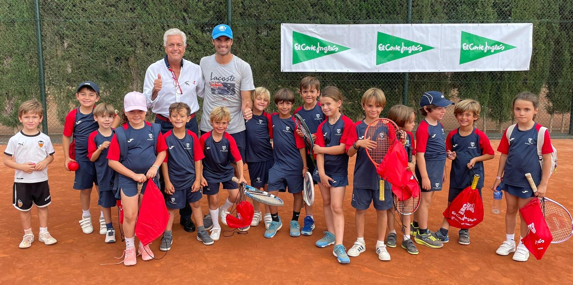 El jugador y socio de honor del Club de Tenis Valencia, Pablo Andújar, y el presidente del Club, Ole Andresen, junto a algunos de los jugadores.