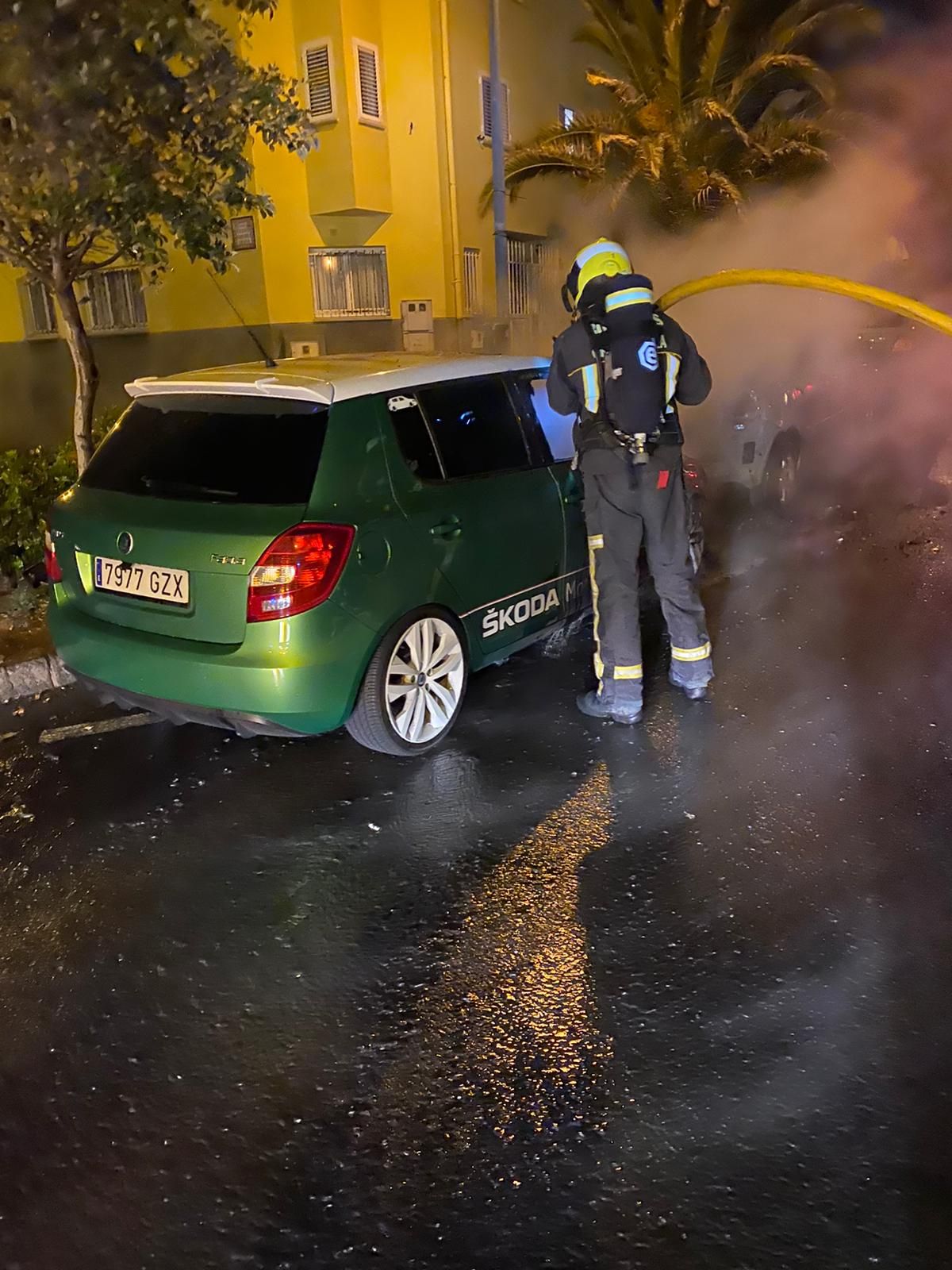 Arden dos coches en Jinámar