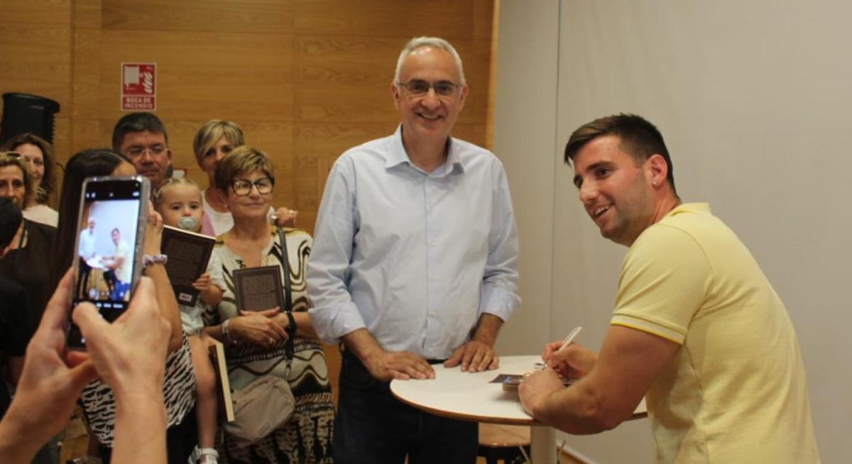 La presentación del libro lleno el local musical de Simat de la Valldigna