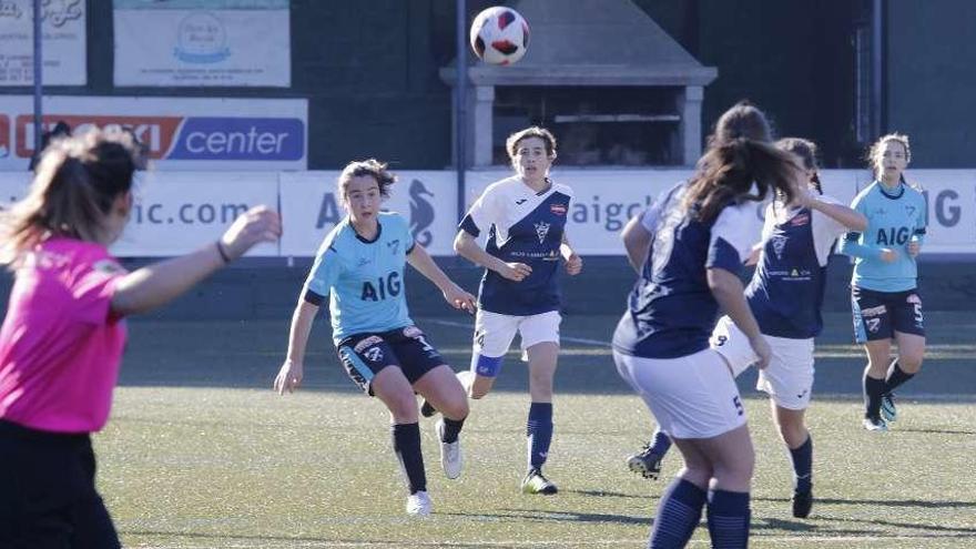 Un lance del partido disputado ayer en Penedo da Moo entre el Matamá y el Atlético Arousana. // A. Villar