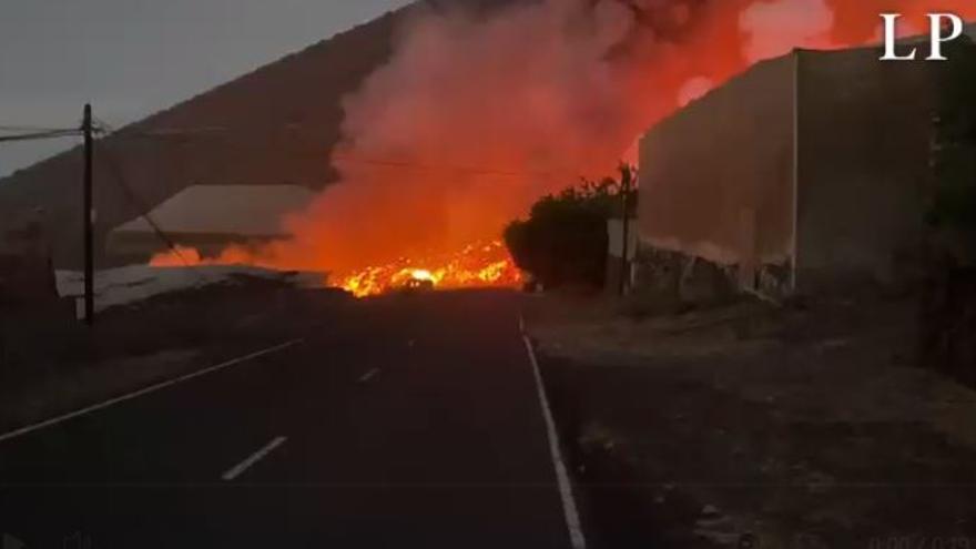 La lava del volcán de La Palma traspasa la carretera de la costa en Tazacorte