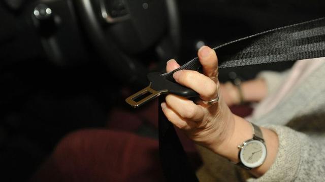 Una mujer se abrocha el cinturón antes de arrancar el vehículo. | E. P.