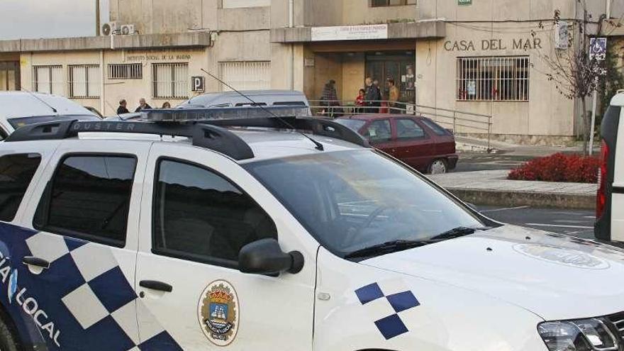 Un coche de la Policía Local de Bueu delante de la sede. // S.Álvarez