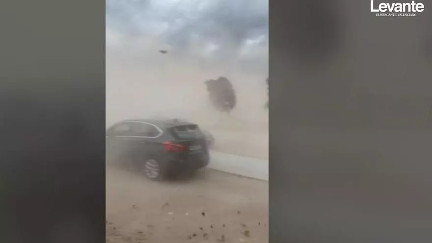 Un reventón térmico provoca fuertes rachas de viento en Borriana