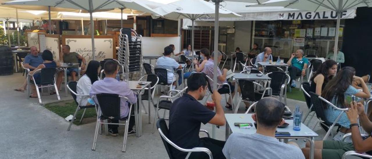 Una terraza en el entorno de la Praza Massó de Bueu.   | // S.ÁLVAREZ