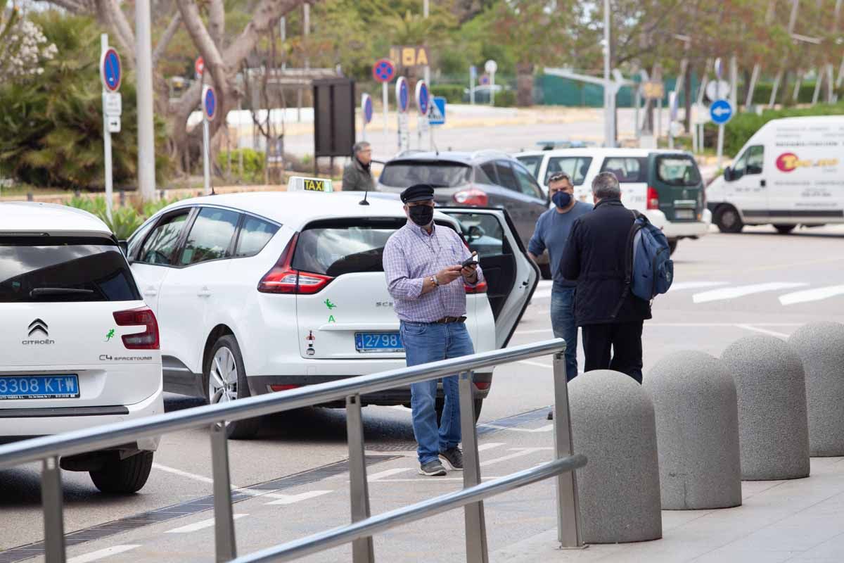 Turistas con cuentagotas en el aeropuerto de Ibiza