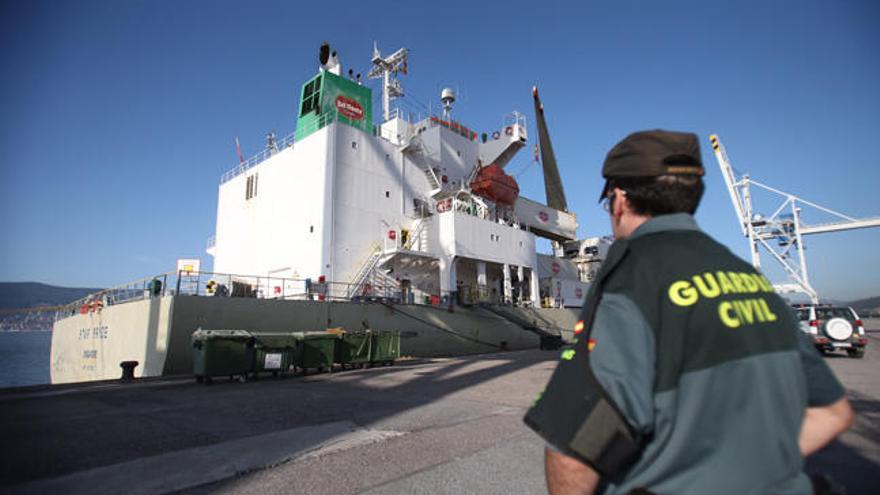 Al menos 4 detenidos por un alijo de 50 kilos de cocaína en el puerto de Marín