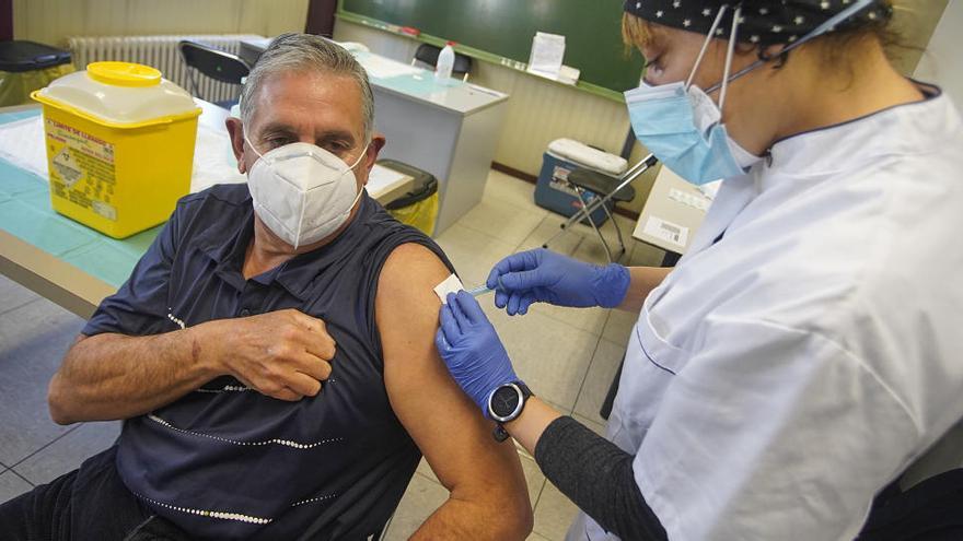 Un home rep la vacuna d&#039;AstraZeneca a la ciutat de Girona