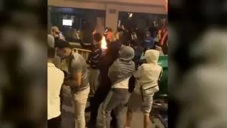 Vídeo | Un grupo de jóvenes lanza objetos contra la policía y provoca disturbios y daños en Molins de Rei