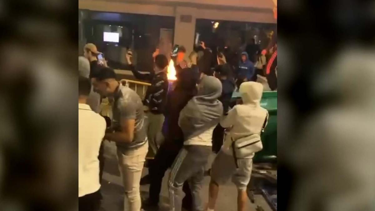 Un grupo de vándalos irrumpió en el comercio y quemó un coche antes de enfrentarse a los Mossos d'Esquadra en Molins de Rei (Barcelona)
