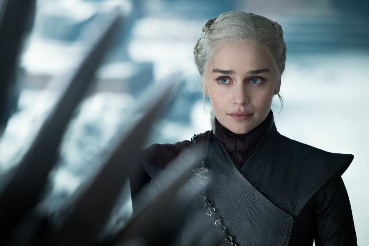 MIA37. LOS ÁNGELES (EE.UU.), 20/05/2019.- Fotograma cedido por el canal HBO donde aparece Emilia Clarke como Daenerys Targaryen, durante una escena del último episodio de la serie Game of Thrones del canal HBO. La despedida de la última temporada de Game of Thrones rompe el récord de espectadores en las plataformas de HBO, aunque deja a sus seguidores con opiniones divididas y una gran número de críticas en las redes sociales. La historia de la lucha por el trono de los siete reinos de Westeros superó su propio récord en su episodio final con 19,3 millones de espectadores en las plataformas de HBO, que incluye HBO GO y HBO NOW. EFE/Helen Sloan/HBO/SOLO USO EDITORIAL/NO VENTAS