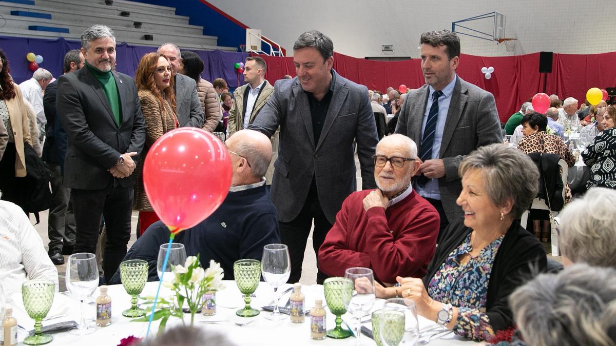 González, de pé no centro, e Romero, dereita, este venres no xantar da terceira idade de Boiro.
