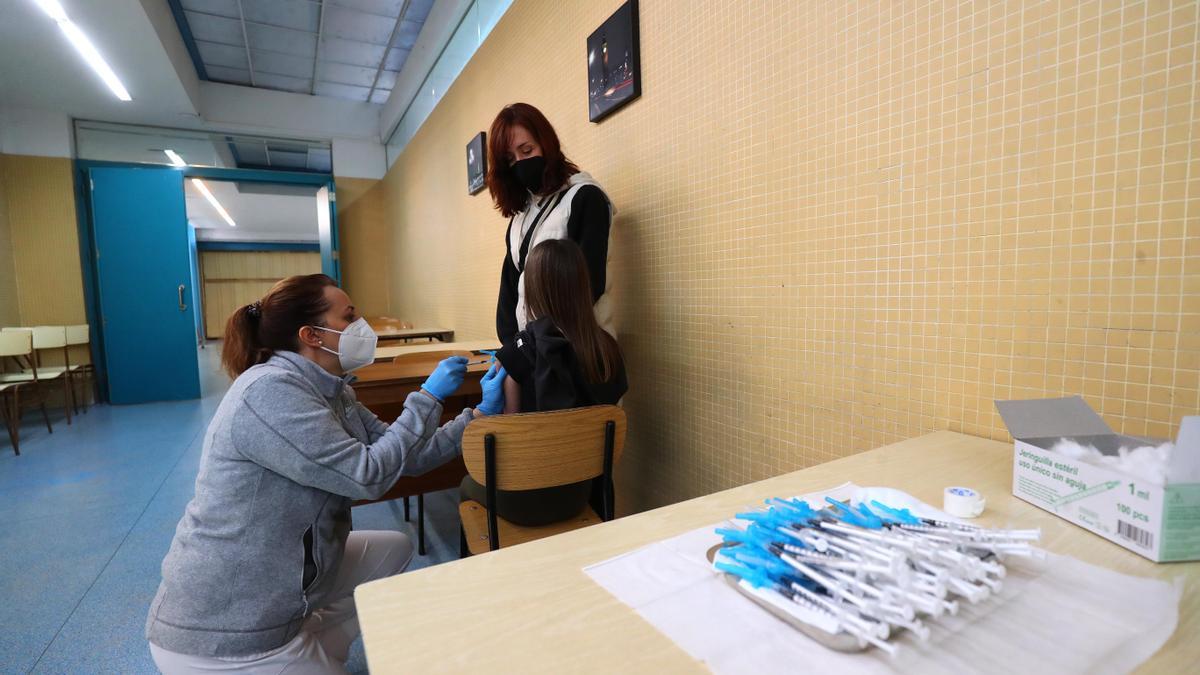 Vacunación en un colegio concertado de València.